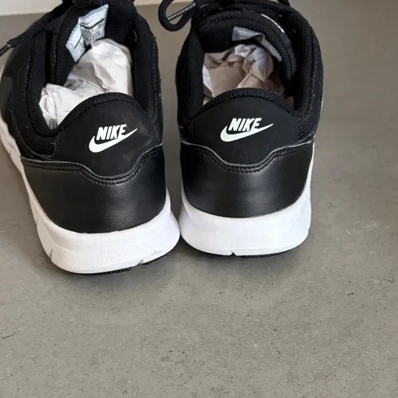 Nike Black and White Running Shoes - Picture 3 of 7